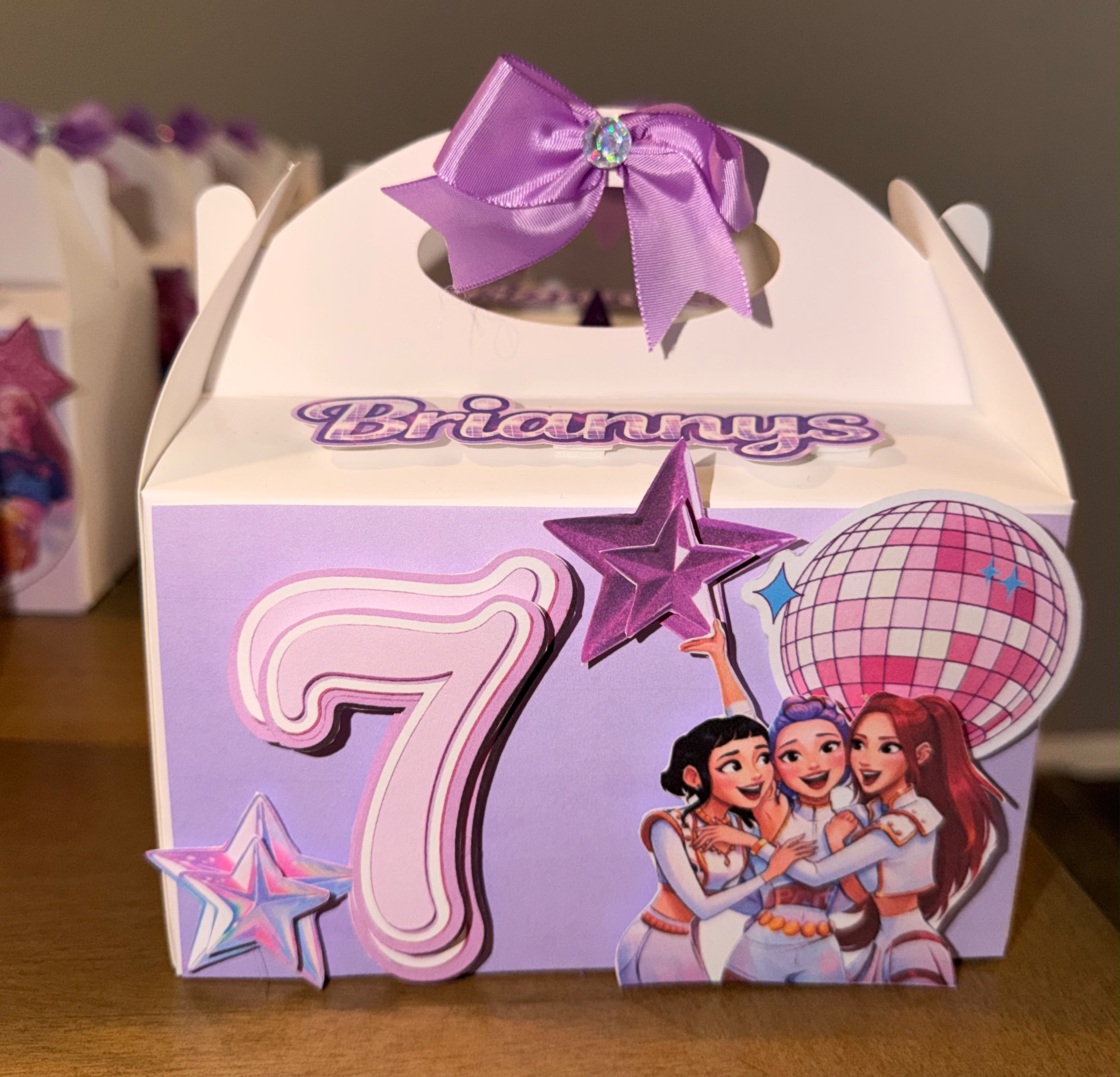 Caja personalizada de cumpleaños de Confeti